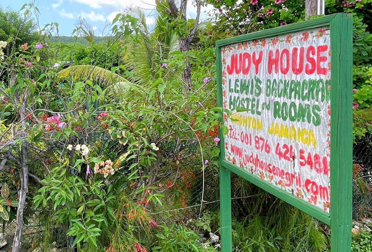 Judy House 2 - Lewis Backpacker Hostel Little Bay エクステリア 写真